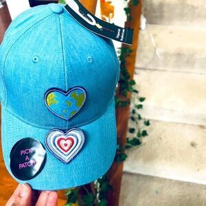 No boundaries baseball cap with heart patches , blue